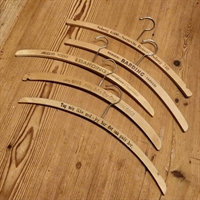 traeboejler-enkle-naturfarvede-trykte-tekster-reklamer-gamle-toejboejler